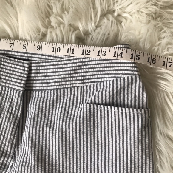 π 10/$10 π LIZ CLAIBORNE Capri Seersucker Pant, Gray & White Size 8 - Picture 4 of 16